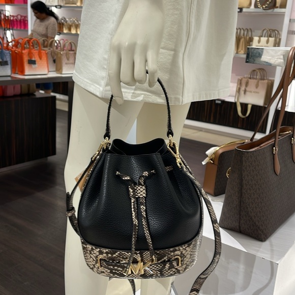 MICHAEL KORS 
Reed Md Pebbled Leather Belted Bucket Messenger Satchel Crossbody - Picture 12 of 16